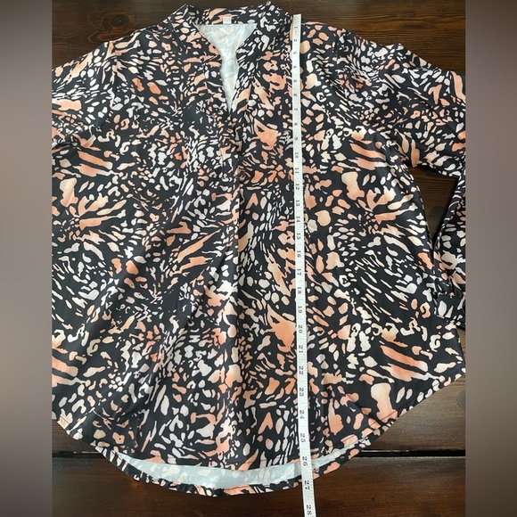 *SALE* NWOT Women’s size M v-neck blouse - Picture 11 of 12